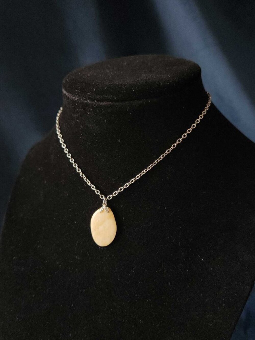 Silver and beige natural stone necklace with a small silver chain - Picture 2 of 10